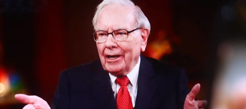 Thiên tài đầu tư 95 tuổi Warren Buffett lo ngại đồng USD “mất giá thảm hại” - 1