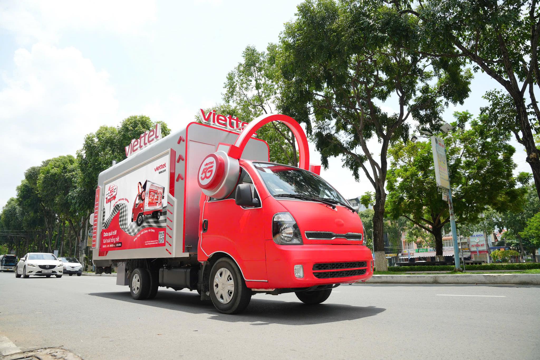 Viettel "gây sốt" miền Tây bằng cà lem, lotoshow và gói cước 300GB - 2