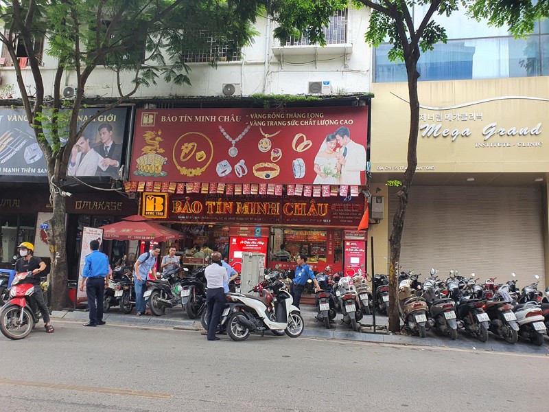 Giá vàng chiều nay 24/6/2025: Lao dốc không phanh, cảnh tượng mua bán trên phố vàng Hà Nội ra sao? - 4