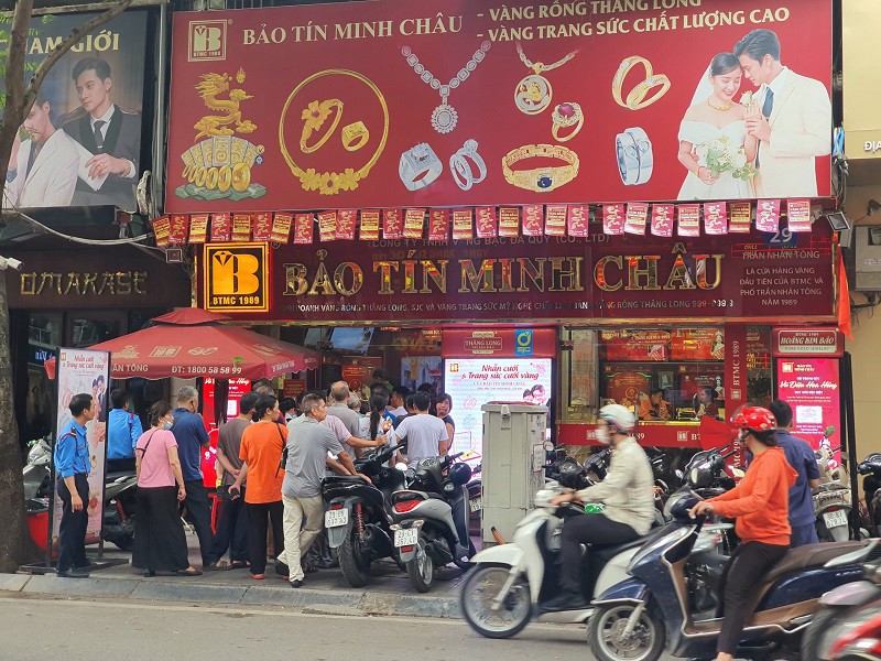 Giá vàng chiều nay 24/6/2025: Lao dốc không phanh, cảnh tượng mua bán trên phố vàng Hà Nội ra sao? - 3