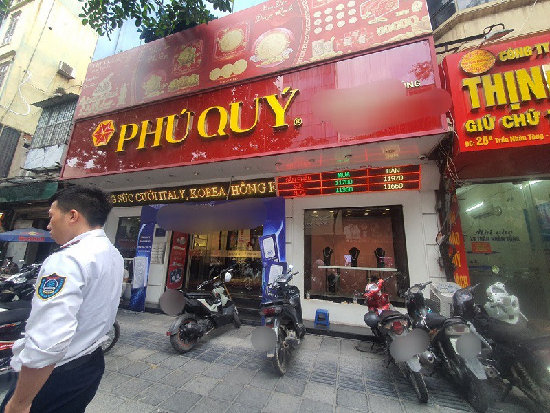 Giá vàng chiều nay 24/6/2025: Lao dốc không phanh, cảnh tượng mua bán trên phố vàng Hà Nội ra sao? - 5