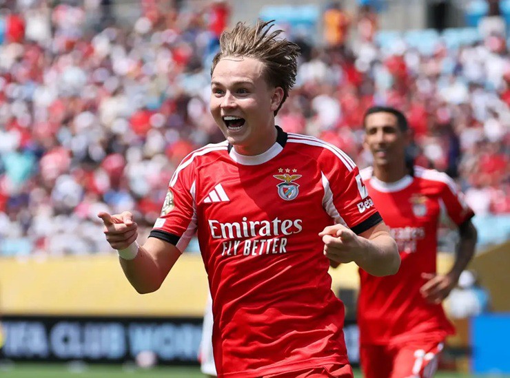 Người hùng giúp Benfica có chiến thắng lịch sử trước Bayern Munich đang kiếm tiền thế nào? - 2