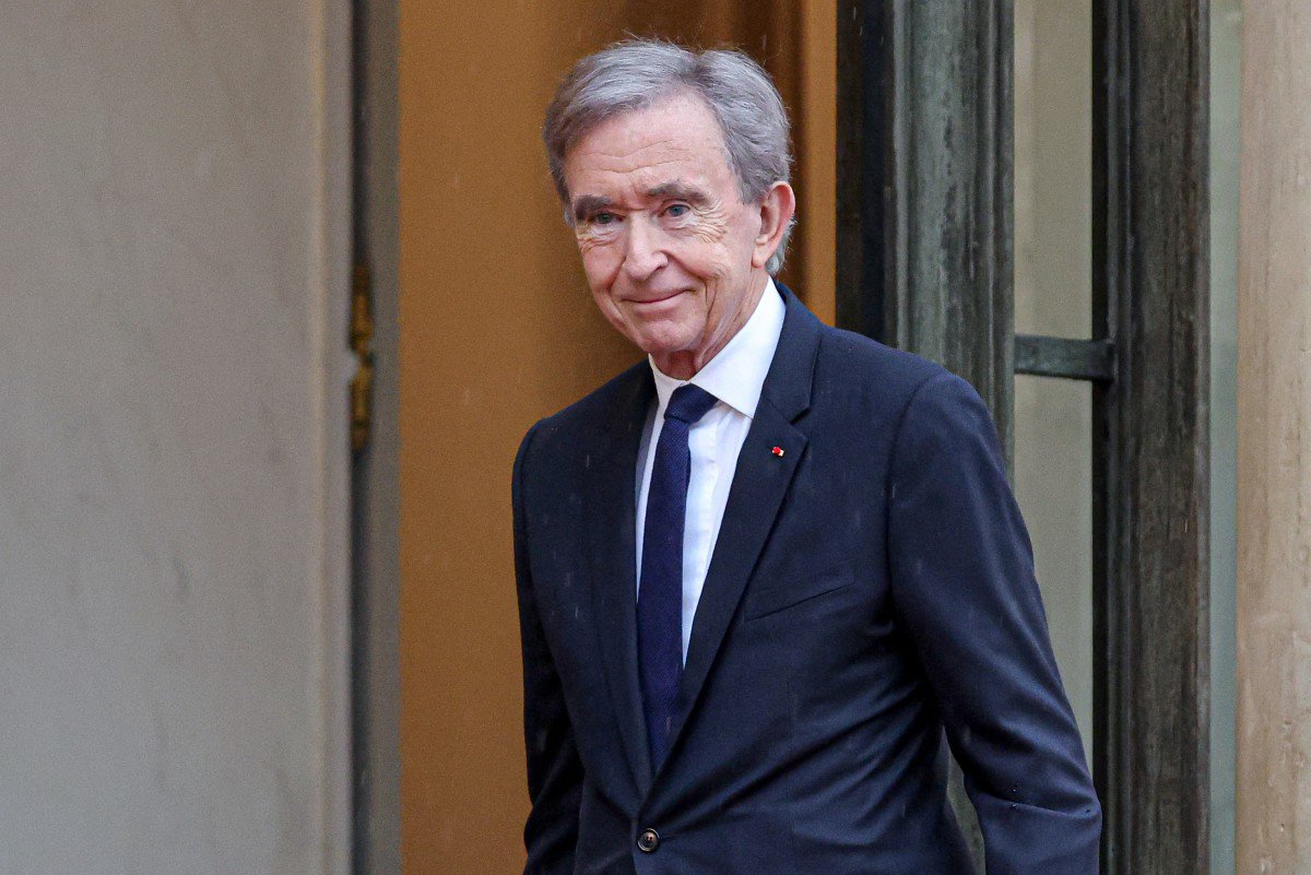 Từ vị trí giàu nhất thế giới, "ông trùm" thời trang xa xỉ Bernard Arnault rơi xuống hạng 7 vì cú trượt dài của LVMH - 1