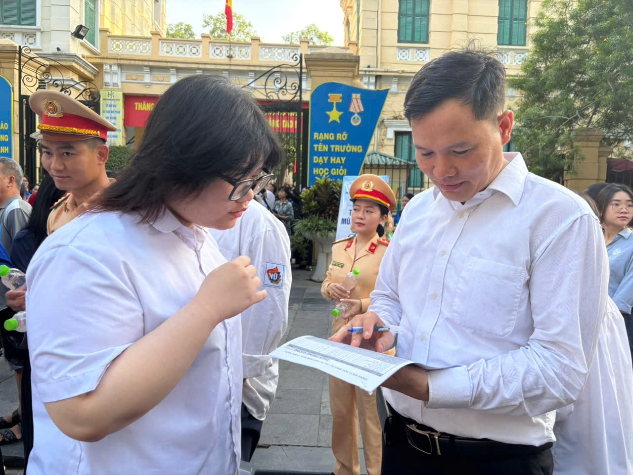 Thầy cô giáo của một trường THPT 15 năm túc trực tại các điểm thi cổ vũ tinh thần học sinh - 2