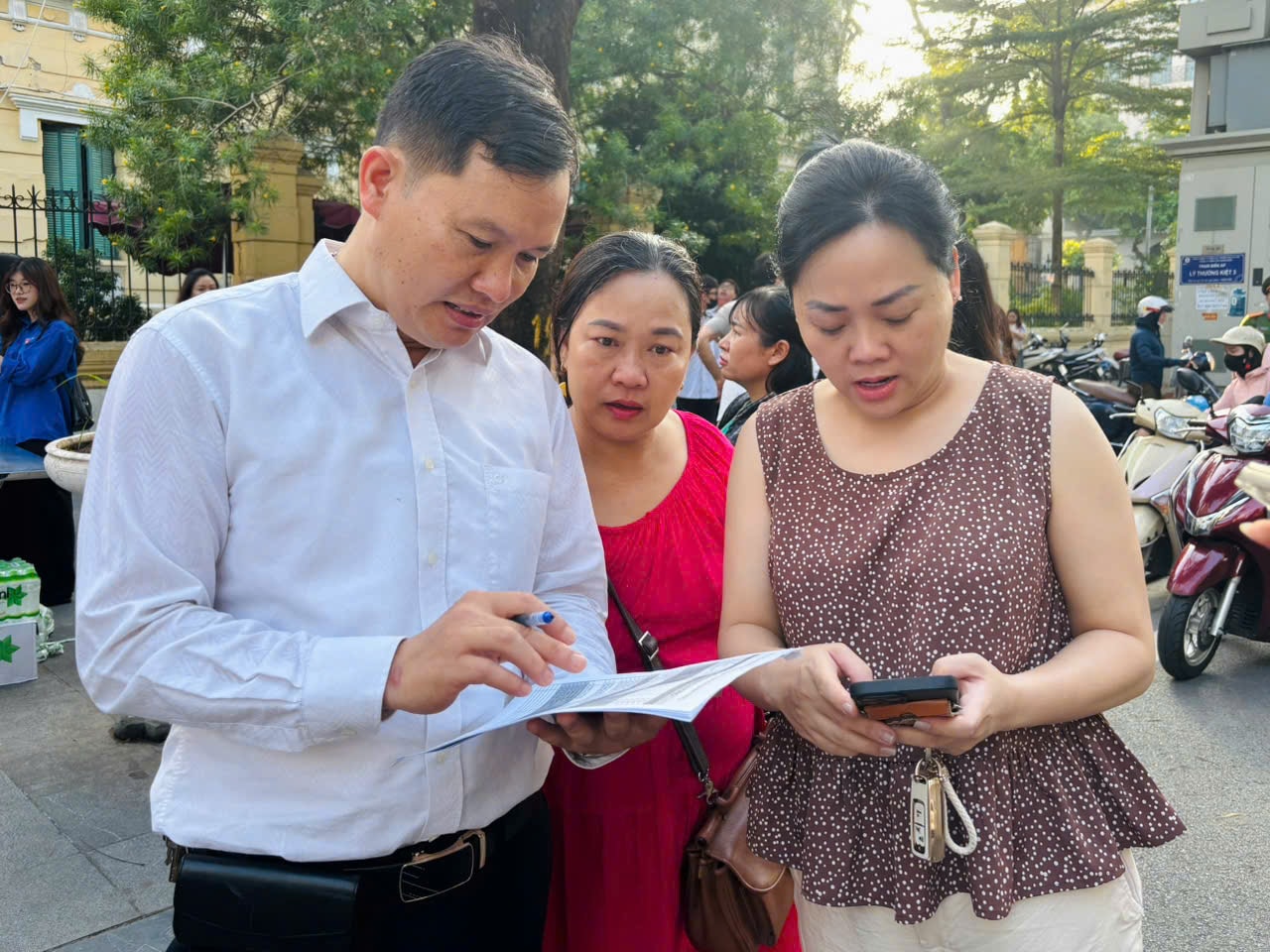 Thầy cô giáo của một trường THPT 15 năm túc trực tại các điểm thi cổ vũ tinh thần học sinh - 3