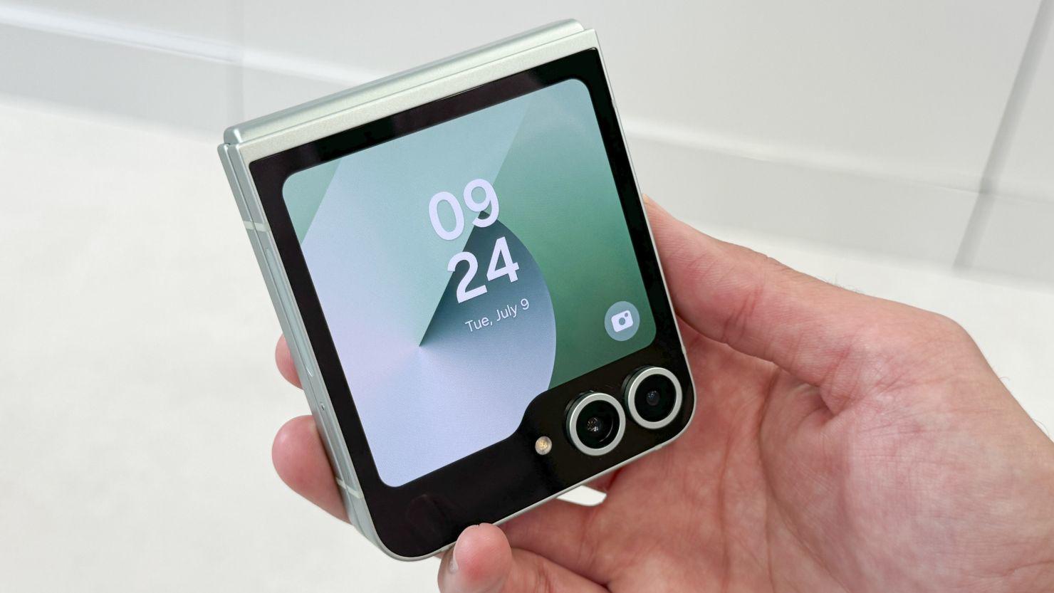 Xếp hạng smartphone màn hình gập có thiết kế thú vị nhất - 1
