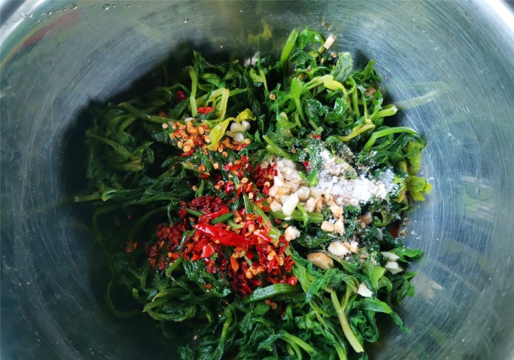 Cứ tưởng lá cần tây bỏ đi, ai ngờ làm cách này còn ngon hơn cả phần thân - 4