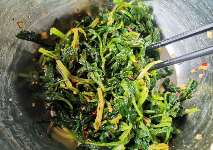 Cứ tưởng lá cần tây bỏ đi, ai ngờ làm cách này còn ngon hơn cả phần thân - 5