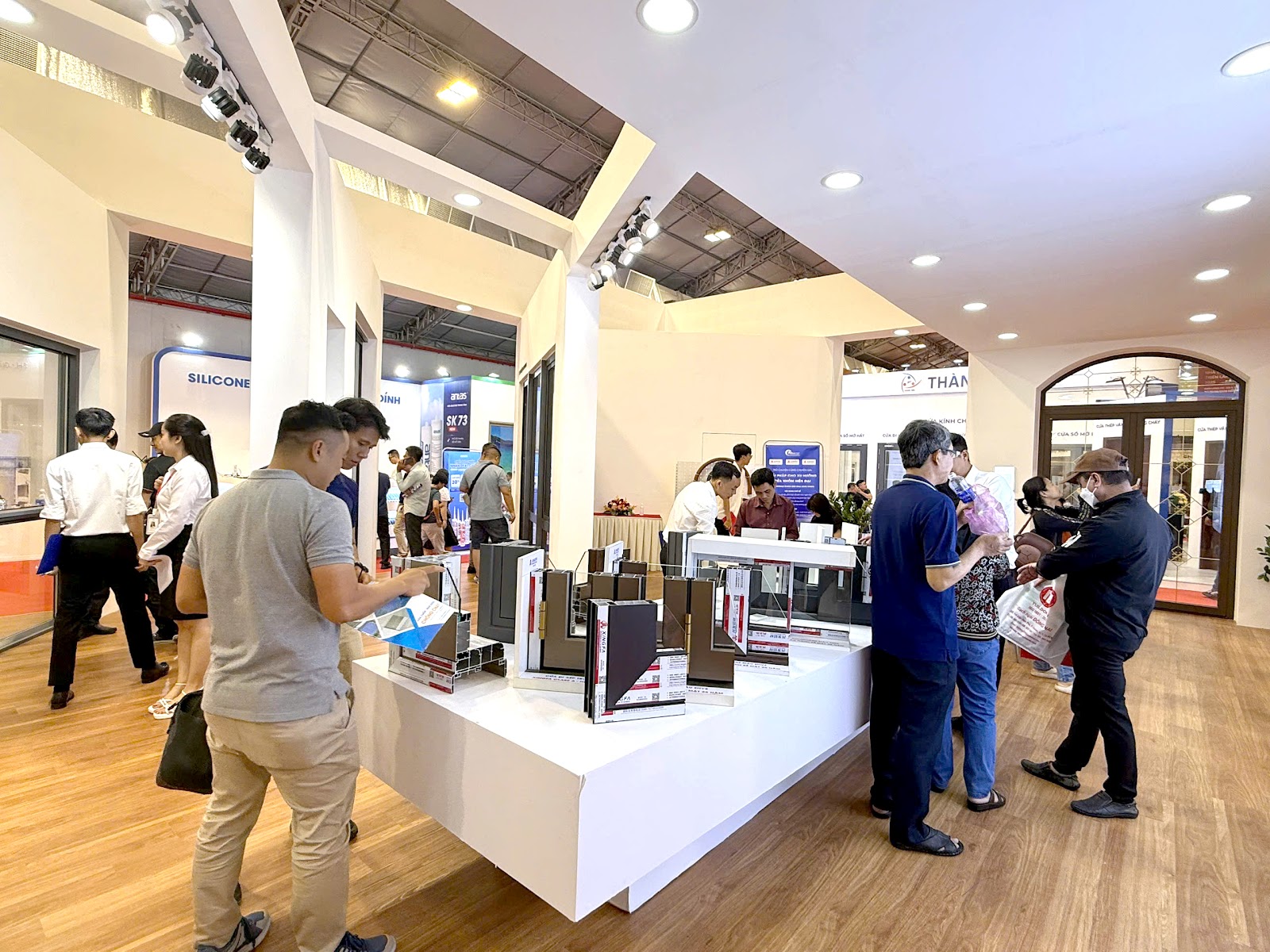 Aseanwindow mang loạt giải pháp đón đầu xu hướng tại Vietbuild TP.HCM 2025 - 1
