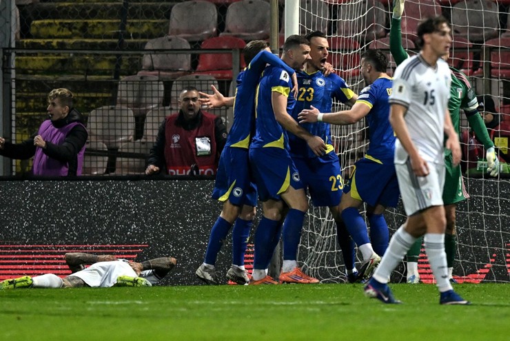 Italia ngồi nhà xem World Cup: HLV Gattuso bật khóc xin lỗi, từ chối nói về tương lai - 1