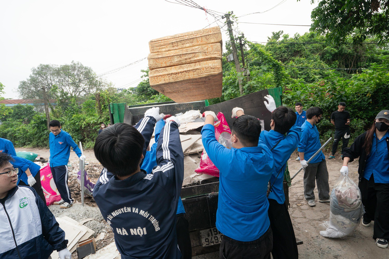 Hàng nghìn người xuống phố dọn rác, đổi đồ cũ trong ngày ra quân “Hành động Xanh” - 4