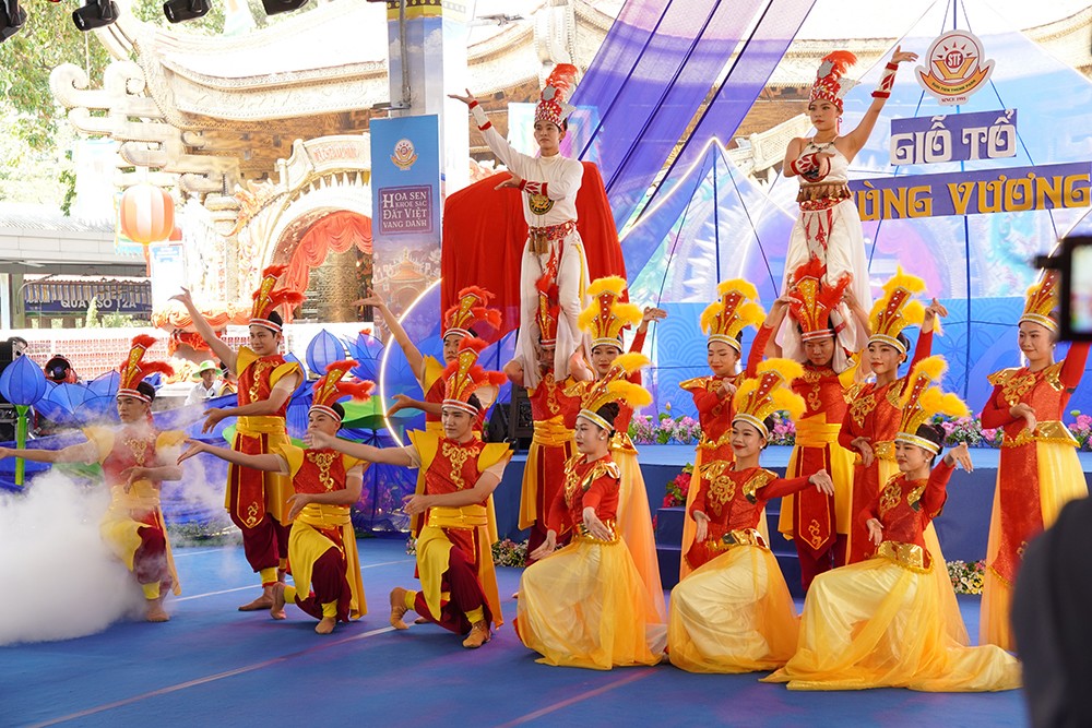 Lễ Giỗ Tổ Hùng Vương, Suối Tiên tặng 10.000 phần gạo Lộc cho du khách - 2