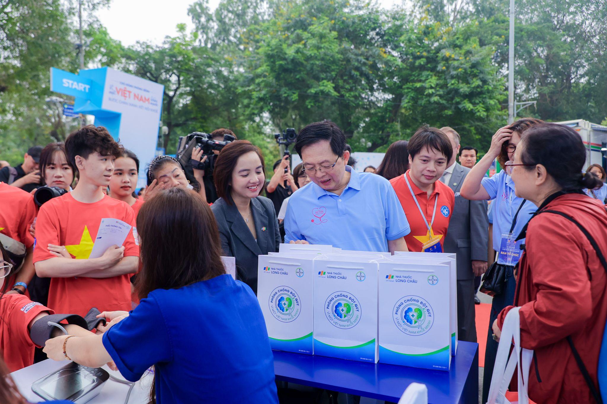 Lần đầu tiên Việt Nam phát động “Ngày Sức khỏe toàn dân”: Long Châu đồng hành Bộ Y tế lan tỏa tinh thần chủ động phòng bệnh - 2