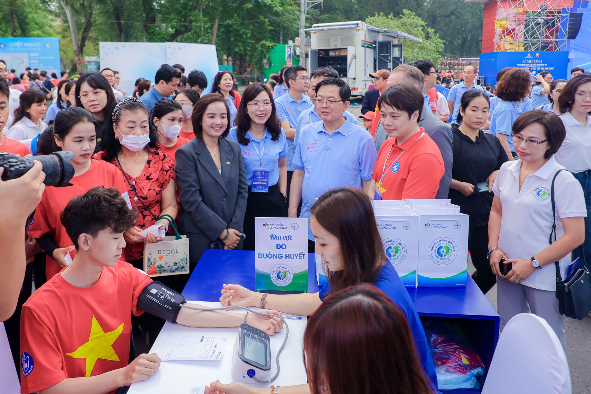 Lần đầu tiên Việt Nam phát động “Ngày Sức khỏe toàn dân”: Long Châu đồng hành Bộ Y tế lan tỏa tinh thần chủ động phòng bệnh - 1