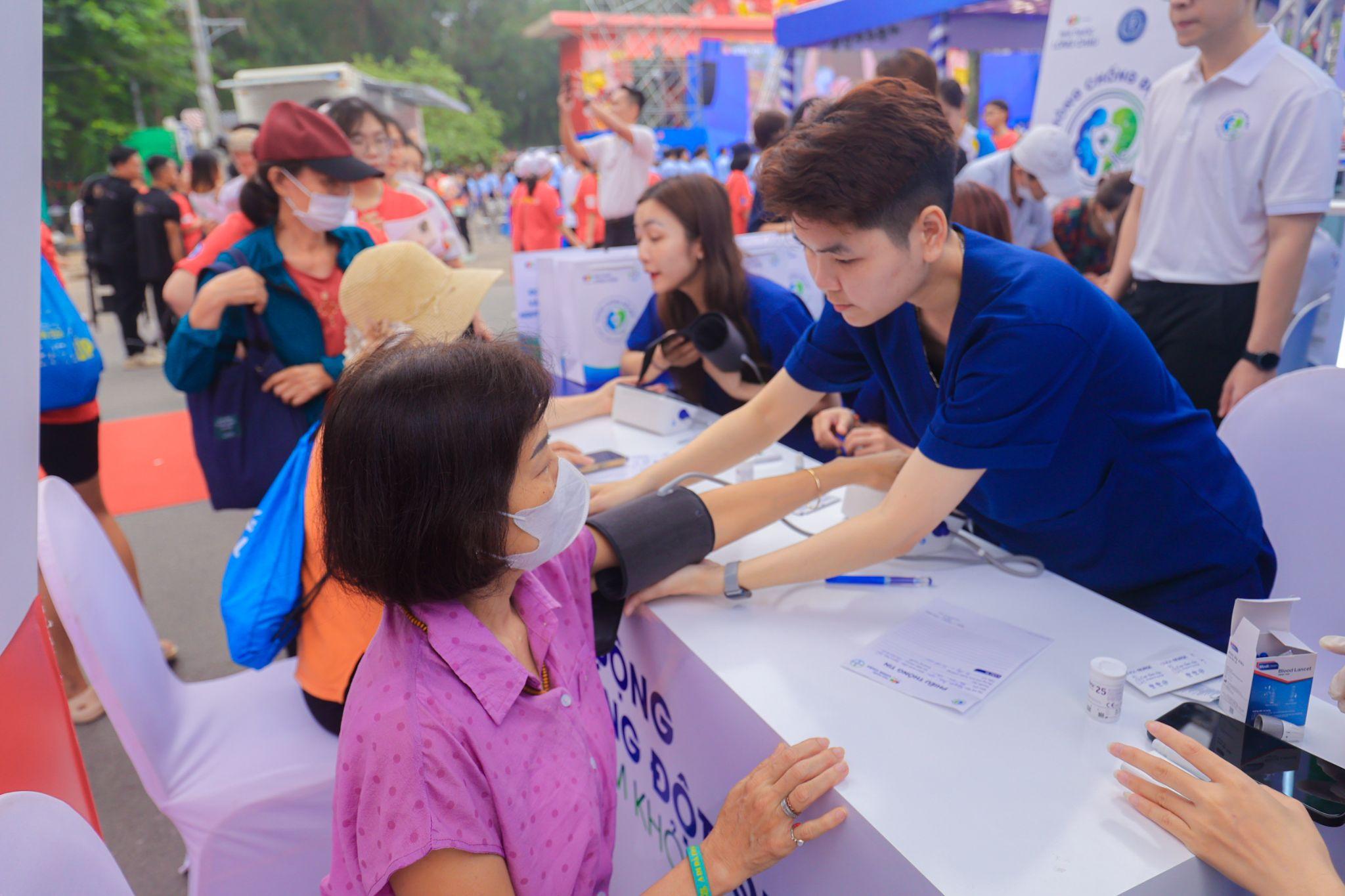 Lần đầu tiên Việt Nam phát động “Ngày Sức khỏe toàn dân”: Long Châu đồng hành Bộ Y tế lan tỏa tinh thần chủ động phòng bệnh - 3