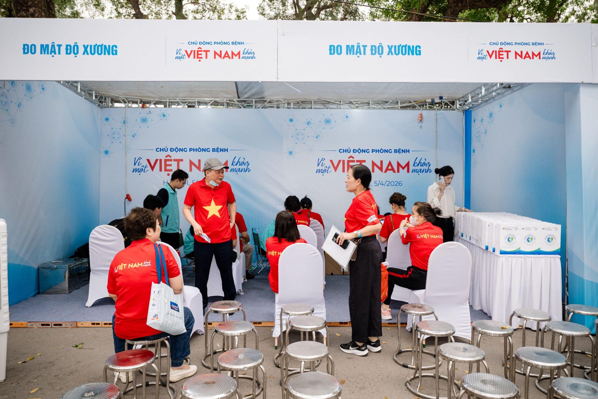 Đau lưng, đau khớp: Cảnh báo từ sự kiện đi bộ gần 10.000 người tham gia tại Hà Nội - 2