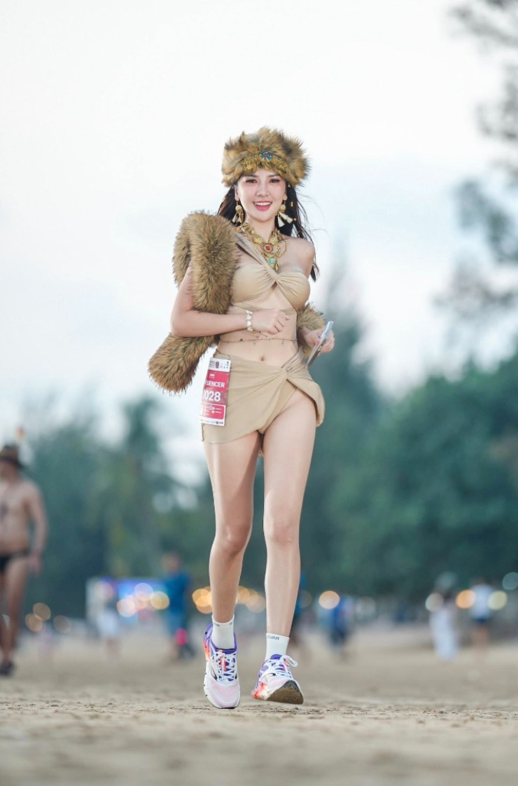 Dàn mỹ nhân mặc bikini khoe sắc, đua tài ở giải chạy bộ "có 1 không 2" - 2