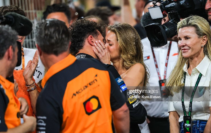 Nhà vô địch đua xe tình tứ bên bạn gái xinh như mộng, đập tan tin đồn chia tay - 2