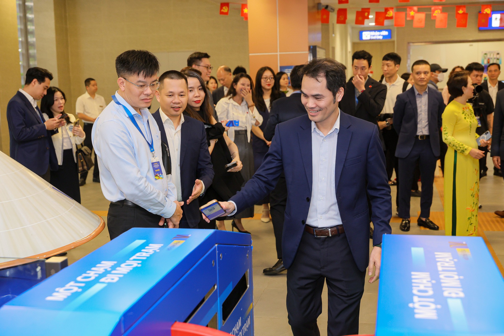 VNPT Money và Hà Nội Metro ra mắt “Tiện ích Metro” đi tàu điện không tiền mặt - 1