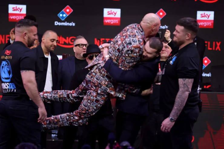 "Vua giang hồ" Fury tái xuất boxing, nặng 120kg vẫn bị nhấc bổng như em bé - 1