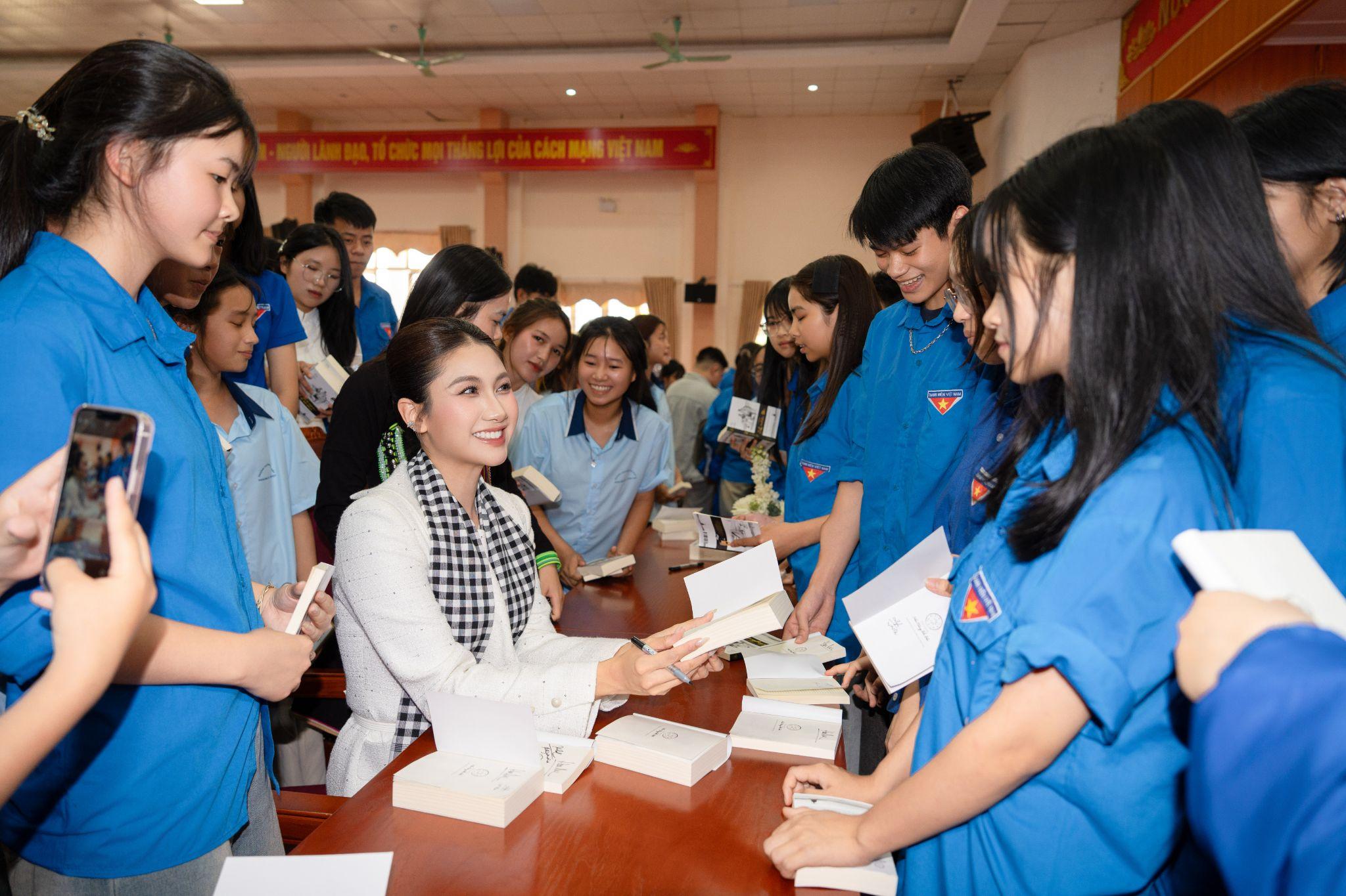 Tủ sách Nền tảng Đổi đời gieo tri thức, tiếp sức người trẻ vùng cao - 3