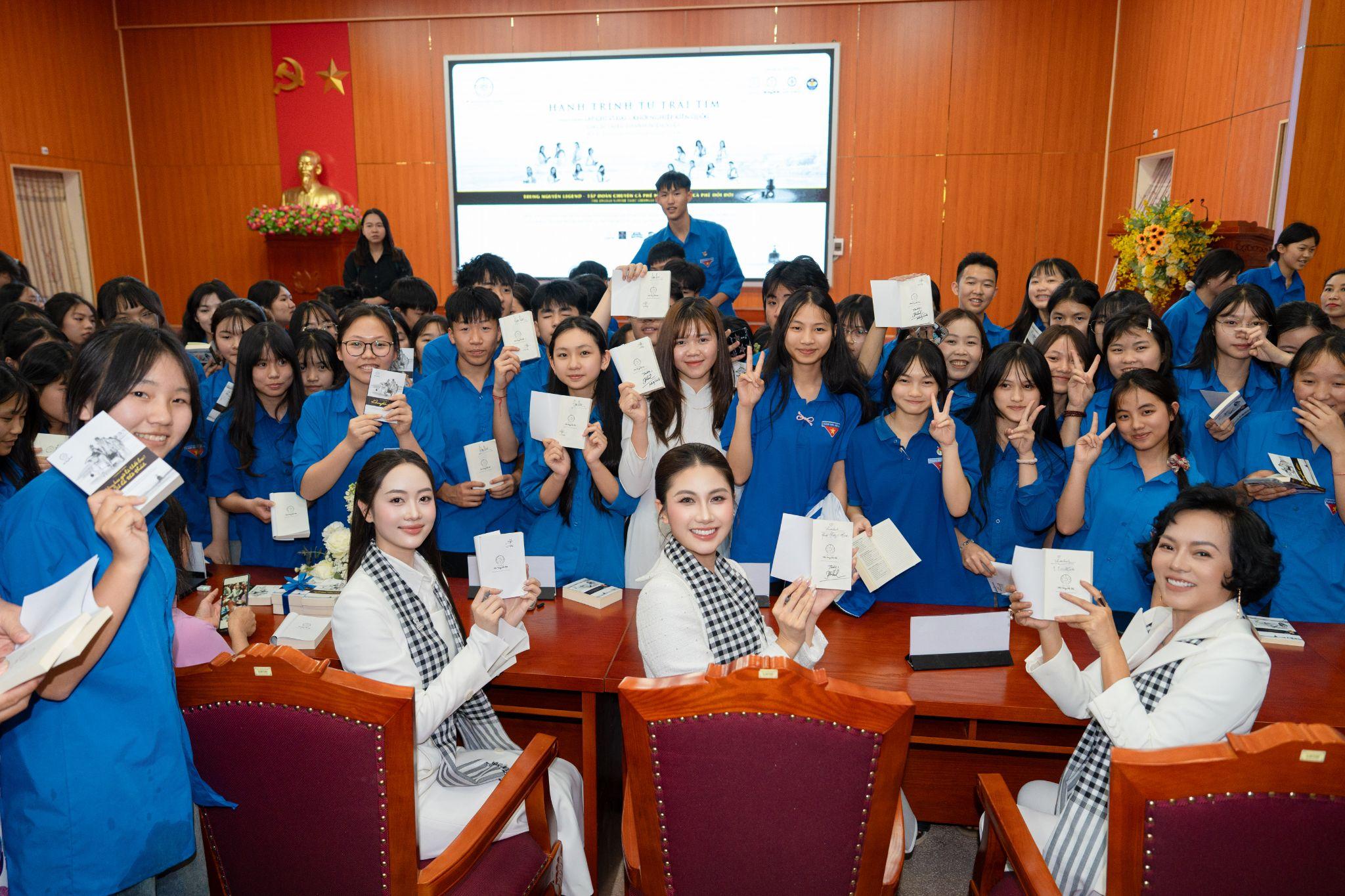 Tủ sách Nền tảng Đổi đời gieo tri thức, tiếp sức người trẻ vùng cao - 4