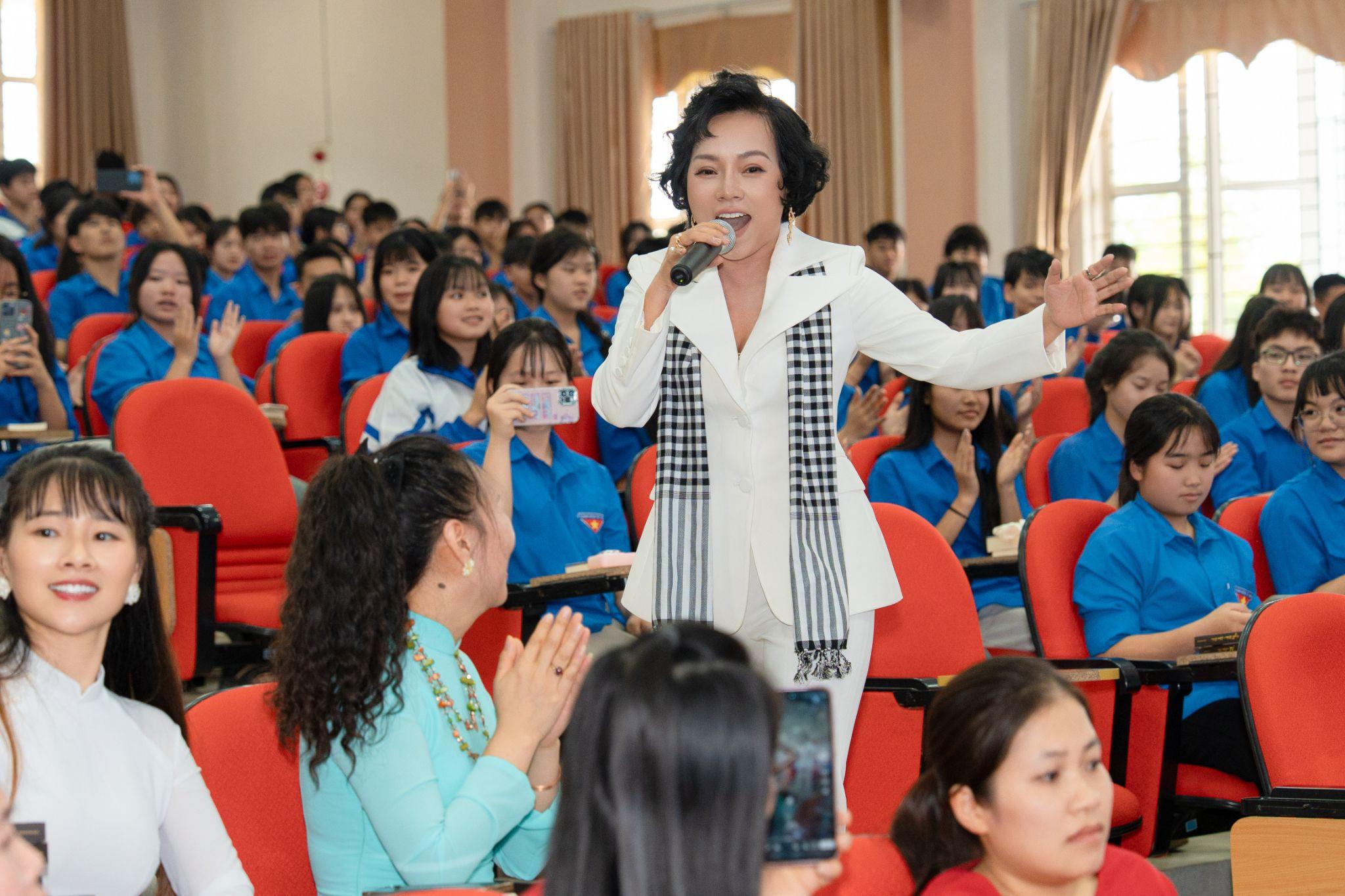 Tủ sách Nền tảng Đổi đời gieo tri thức, tiếp sức người trẻ vùng cao - 7