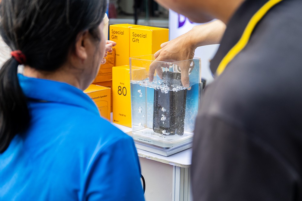 realme C100: Mẫu điện thoại “Siêu Pin, Siêu Bền” khiến khách hàng tại Thế Giới Di Động ấn tượng - 1