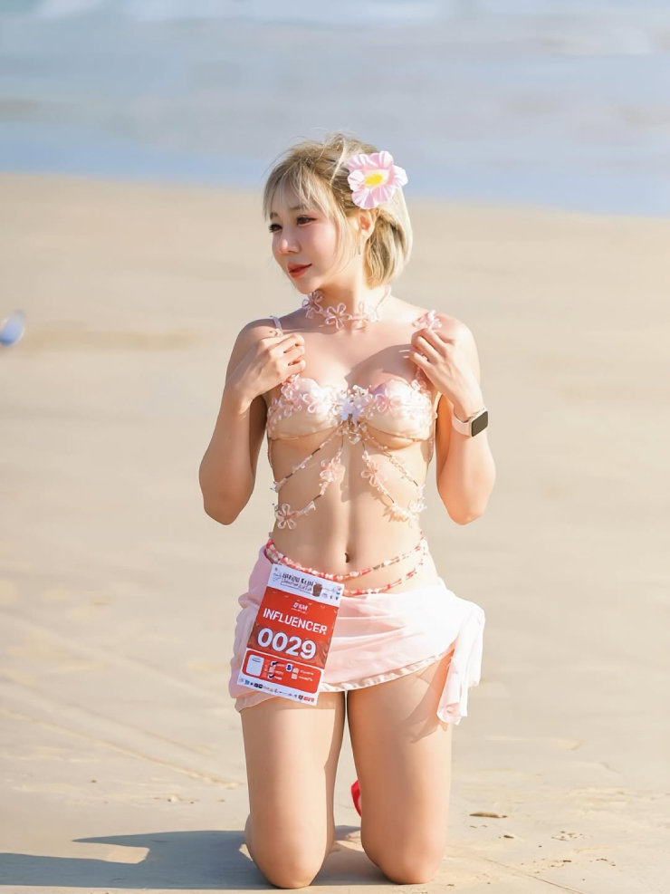 Nữ ca sĩ mặc bikini gợi cảm, khiến cả giải chạy nội y "đứng hình" dõi theo - 5