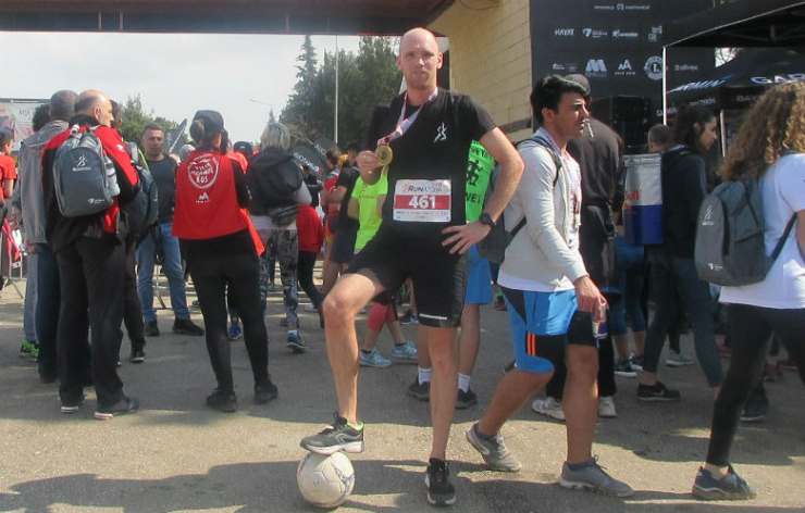 Kinh điển marathon: Người đàn ông vừa chạy 42km vừa rê bóng không tưởng - 3
