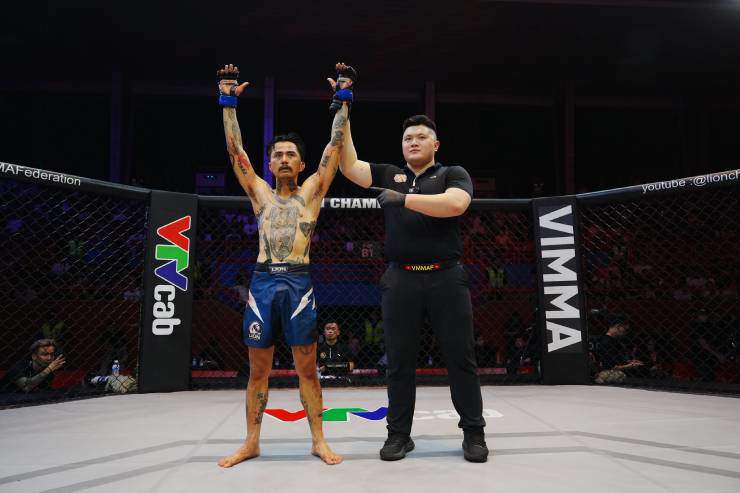 Lê Văn Tuần bẻ tay “Kim mao sư vương”, "Thánh cà khịa" thắng vang dội MMA Việt - 2