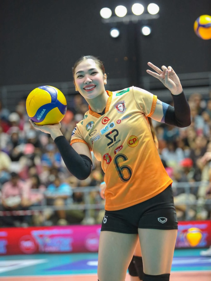 Sao bóng chuyền Thái Lan biến thành siêu mẫu khi diện bikini khoe dáng bốc lửa - 2