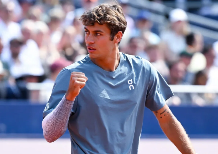 "Võ sĩ giác đấu" tennis mất cúp vào tay đối thủ, "đổ tội" cho bạn gái xinh đẹp - 1