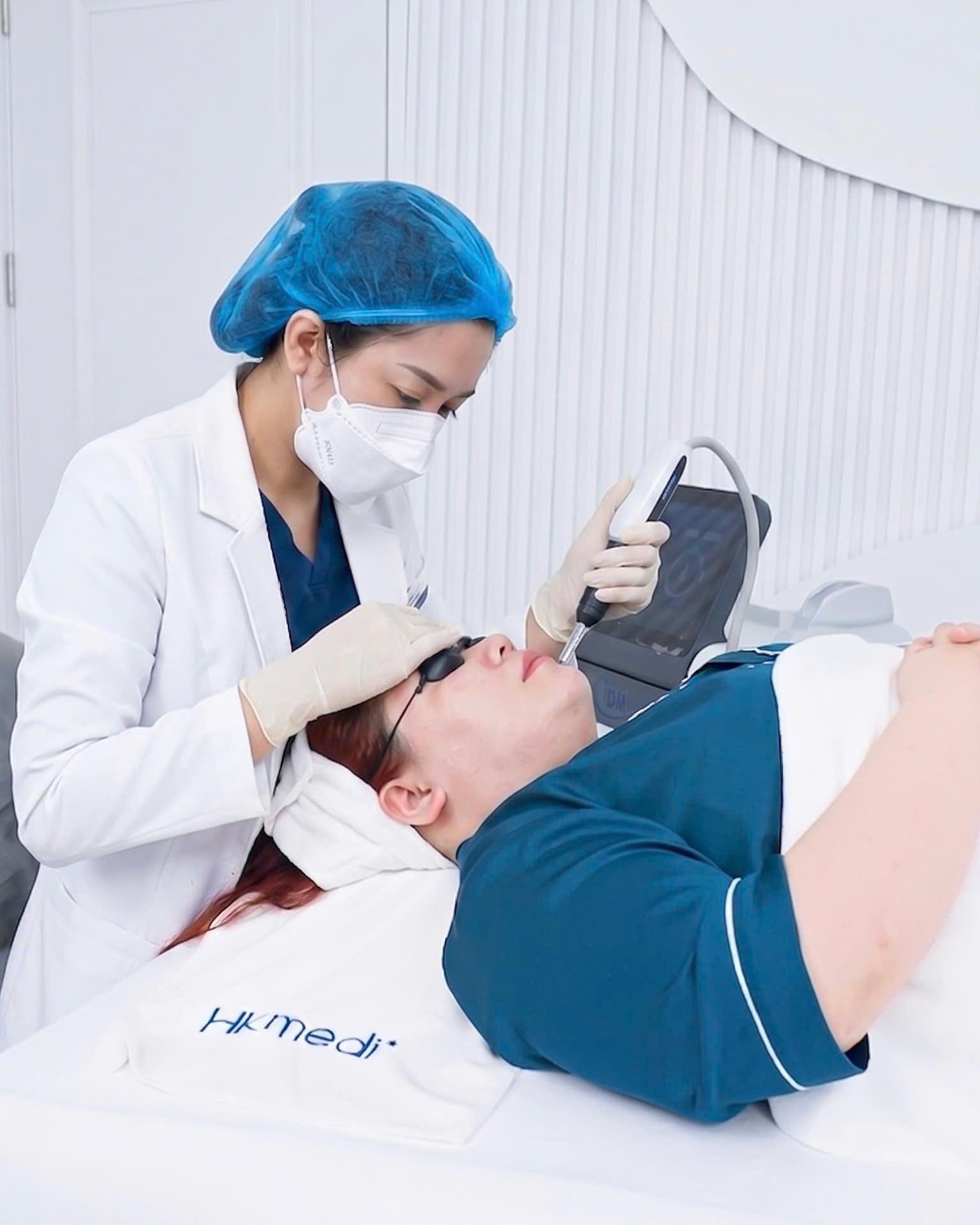 BS da liễu CKI Đào Thị Lệ: “Giải mã” sẹo rỗ phức tạp bằng phác đồ bộ 3 công nghệ tái thiết đa tầng - 4