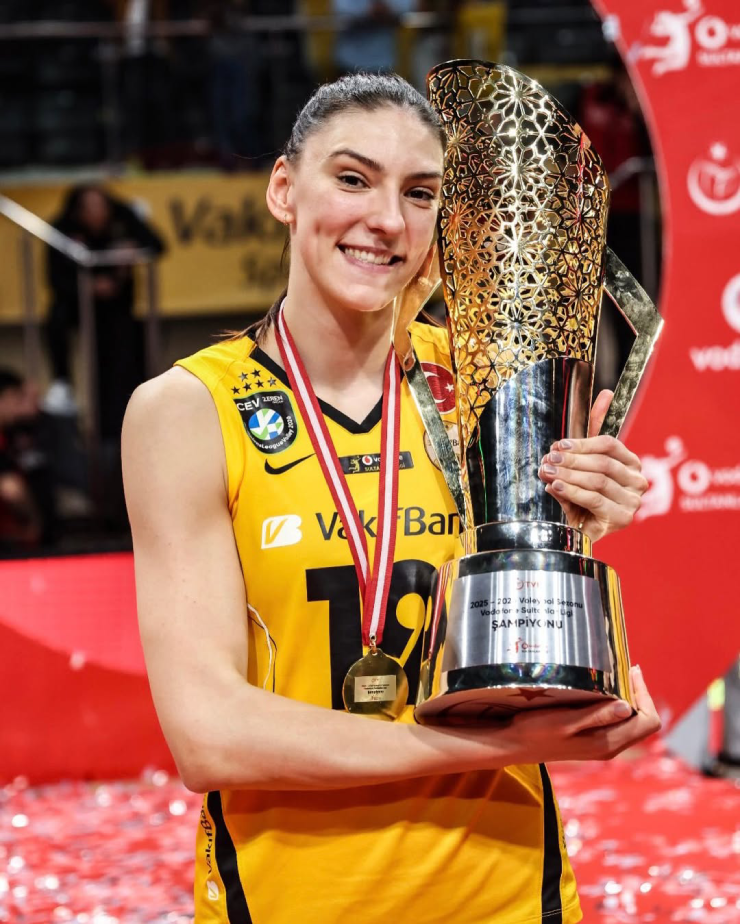 "Bà trùm" vô địch giải bóng chuyền khắc nghiệt sau 11 năm, mỹ nhân bị đuổi vì say xỉn lái xe - 1