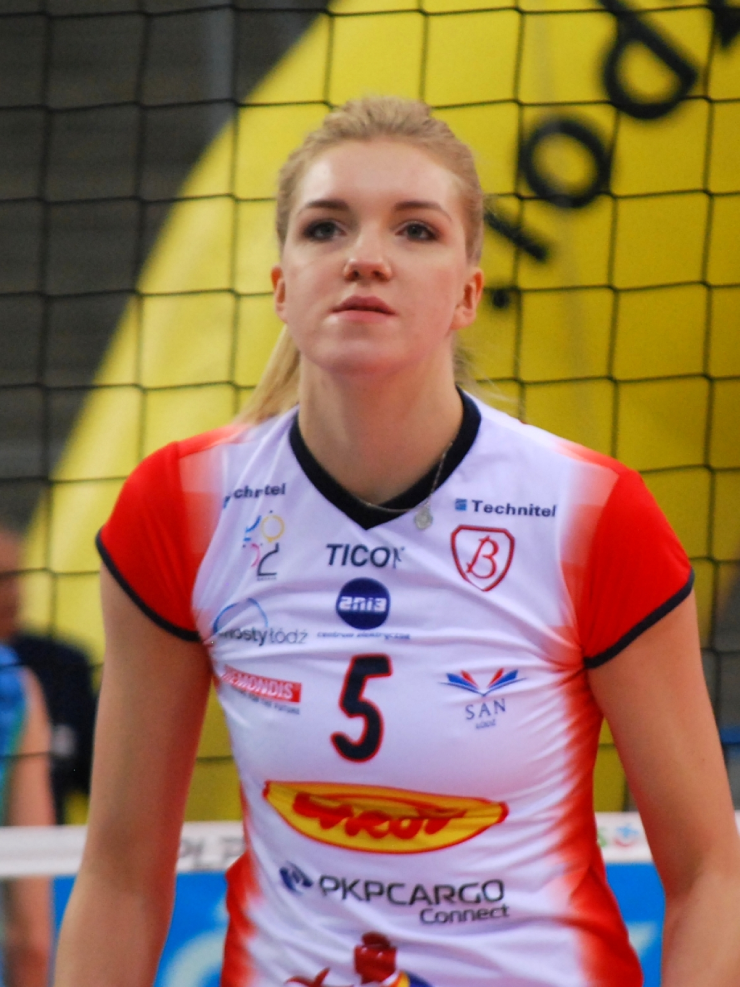 "Bà trùm" vô địch giải bóng chuyền khắc nghiệt sau 11 năm, mỹ nhân bị đuổi vì say xỉn lái xe - 2