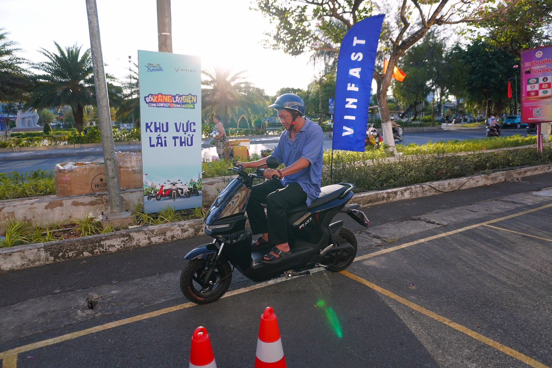 Sôi động sự kiện “Đổi xăng lấy điện” tại miền Tây: Lái thử kín lịch, khách hàng chốt cọc liên tục - 2