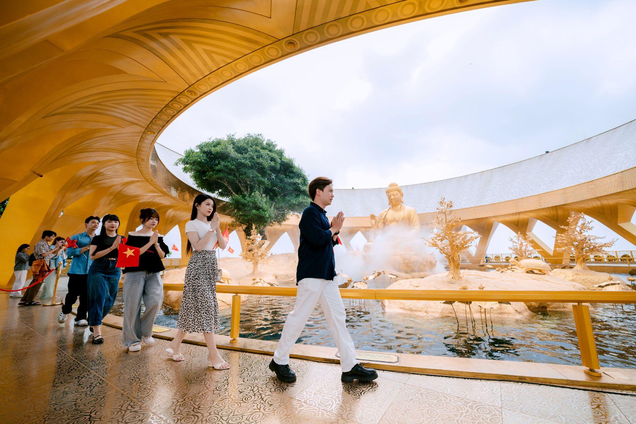 Giới trẻ hào hứng check-in cờ hoa và đi chợ lá trên núi Bà Đen trong kỳ nghỉ lễ Giỗ Tổ - 9