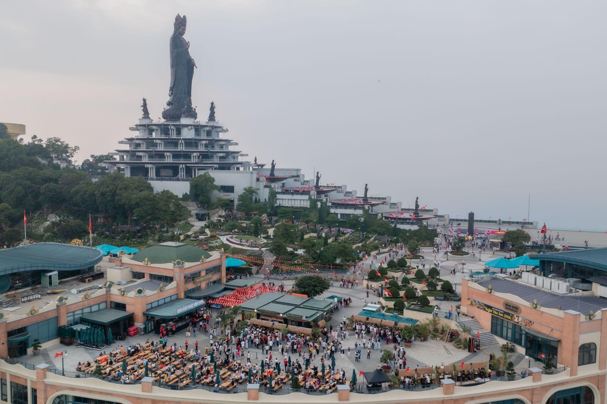 Giới trẻ hào hứng check-in cờ hoa và đi chợ lá trên núi Bà Đen trong kỳ nghỉ lễ Giỗ Tổ - 1