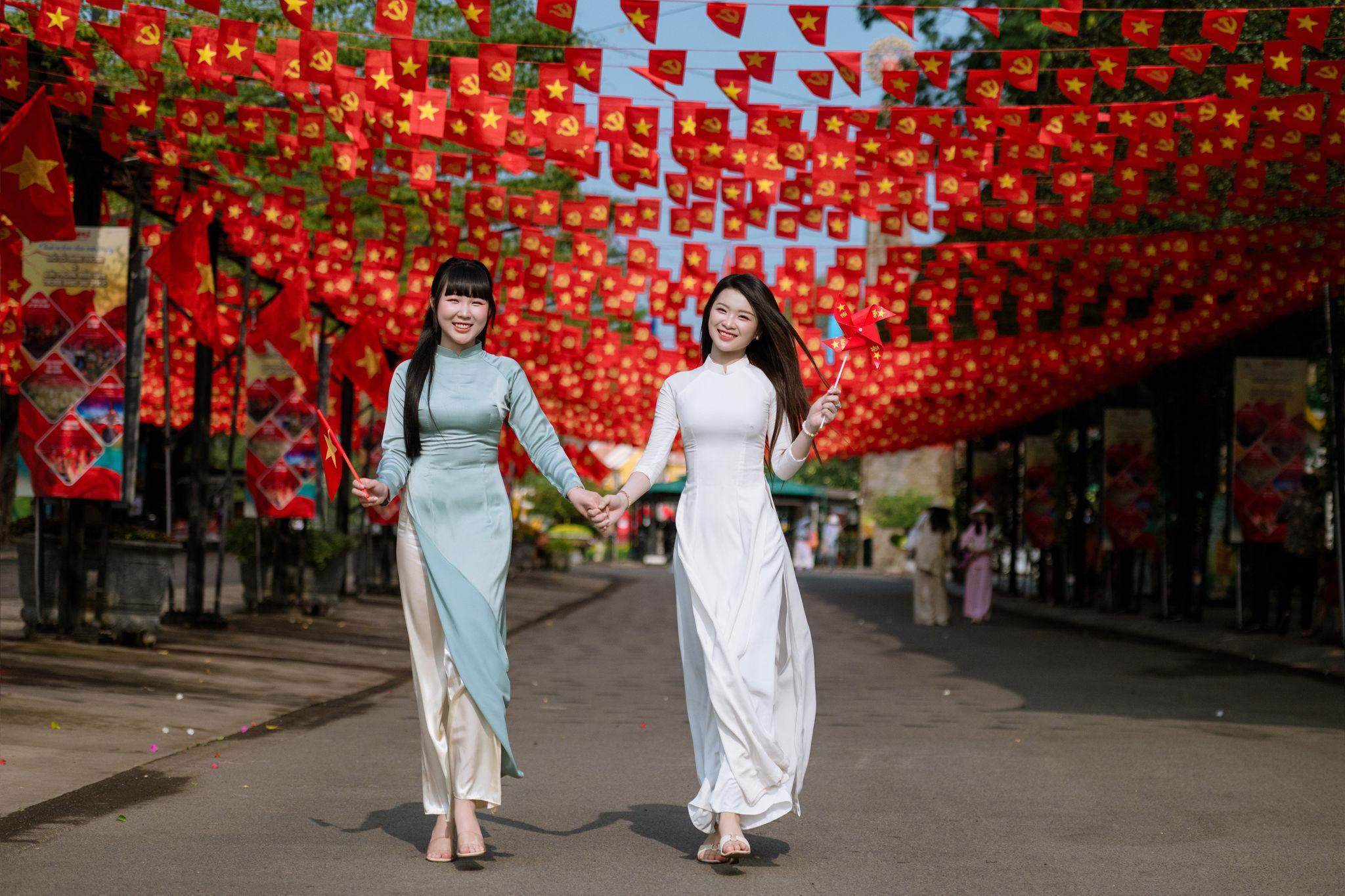 Giới trẻ hào hứng check-in cờ hoa và đi chợ lá trên núi Bà Đen trong kỳ nghỉ lễ Giỗ Tổ - 2