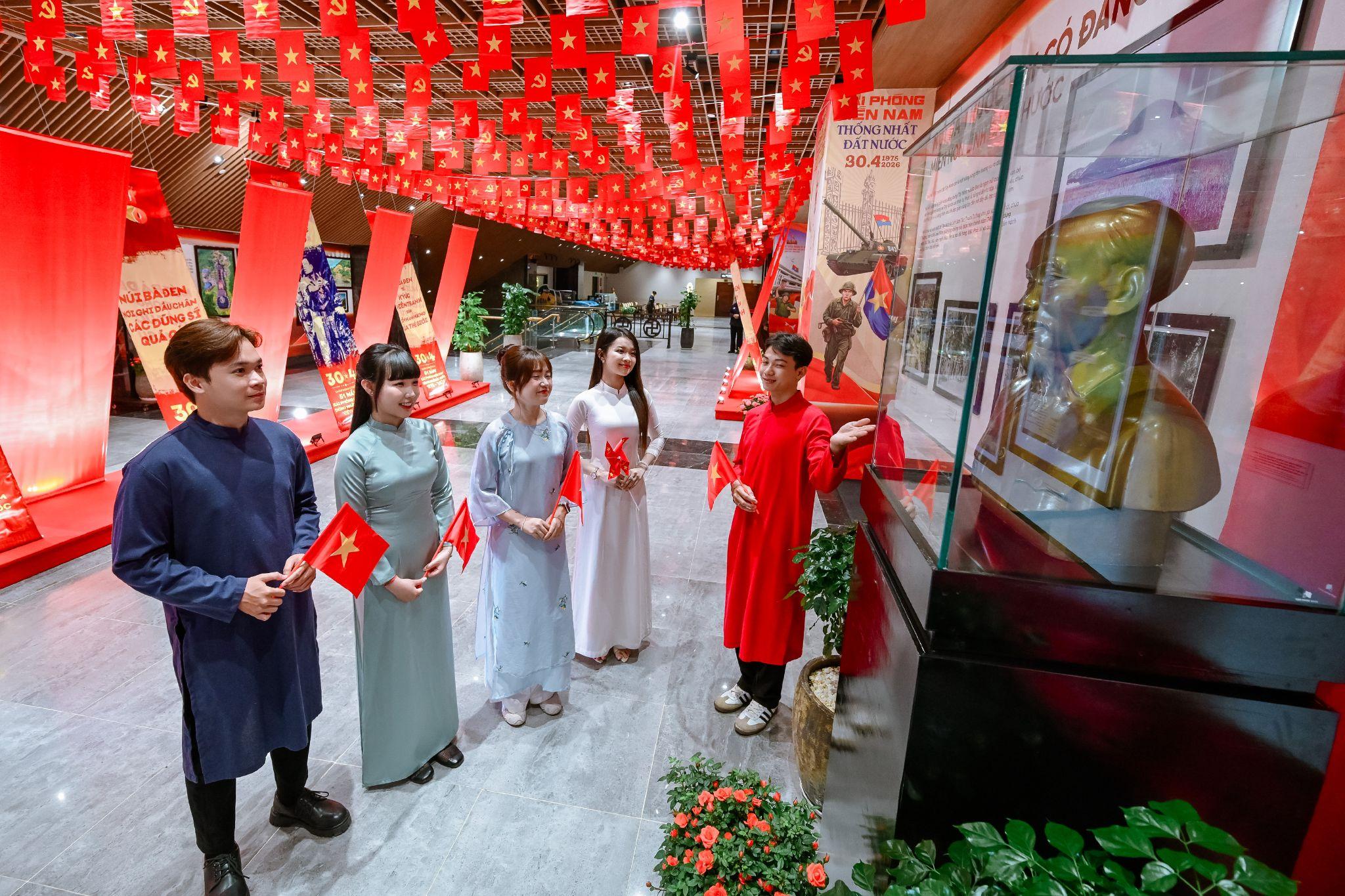 Giới trẻ hào hứng check-in cờ hoa và đi chợ lá trên núi Bà Đen trong kỳ nghỉ lễ Giỗ Tổ - 6