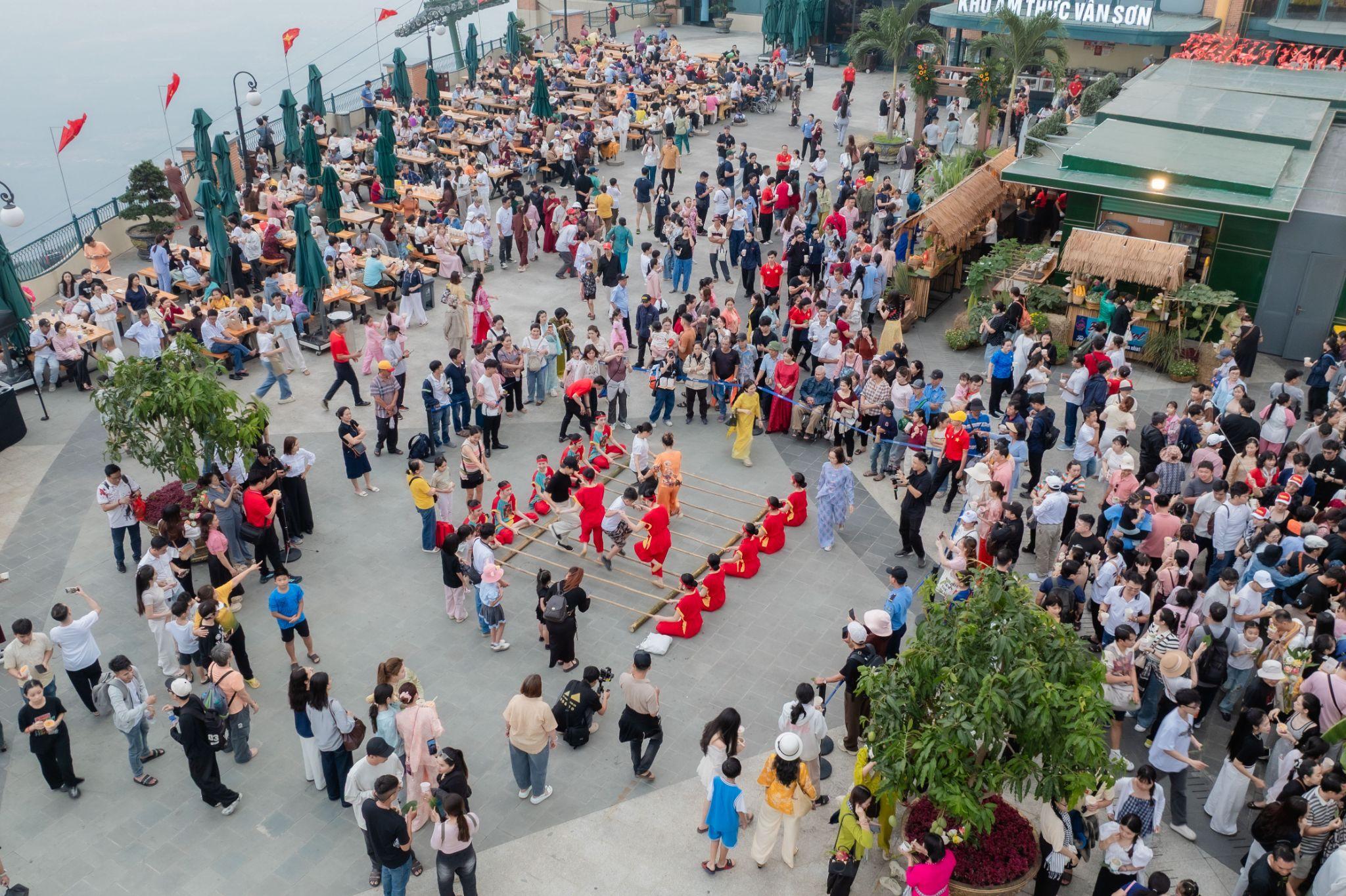 Giới trẻ hào hứng check-in cờ hoa và đi chợ lá trên núi Bà Đen trong kỳ nghỉ lễ Giỗ Tổ - 4