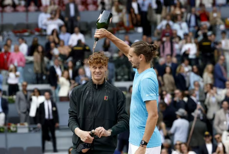 Zverev xấu hổ vì thua chung kết sau 58 phút, "xin" Sinner bỏ Roland Garros - 1