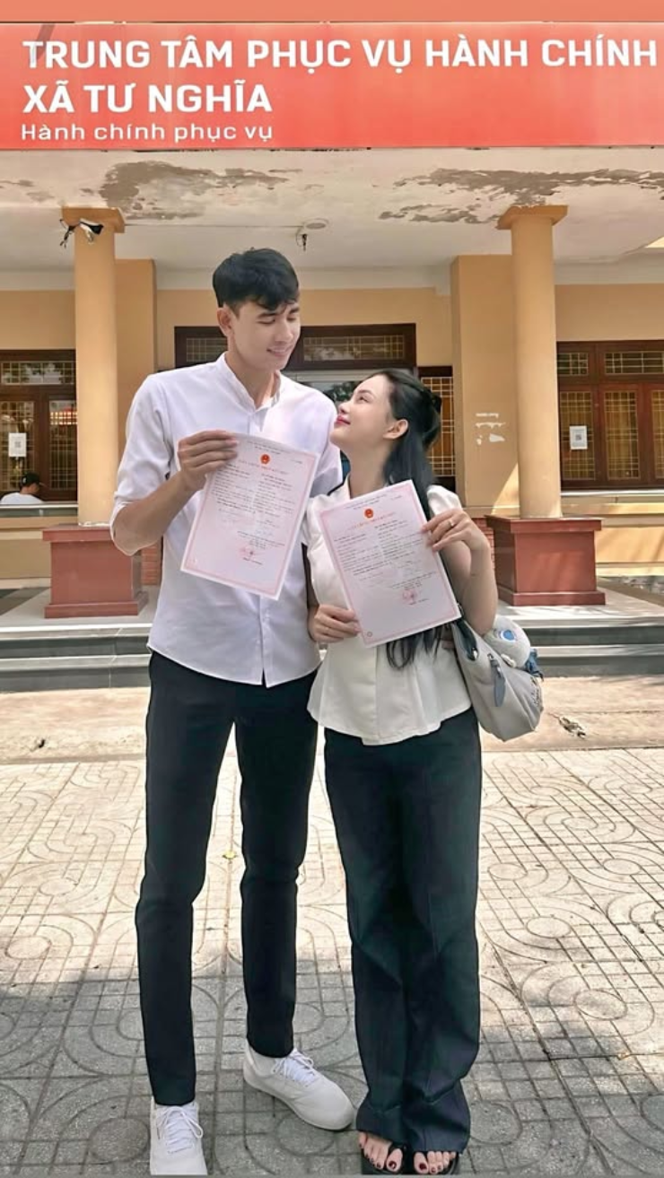 Chủ công số 1 bóng chuyền Việt Nam "lên xe hoa": Rước "cục vàng" xinh như mộng - 2
