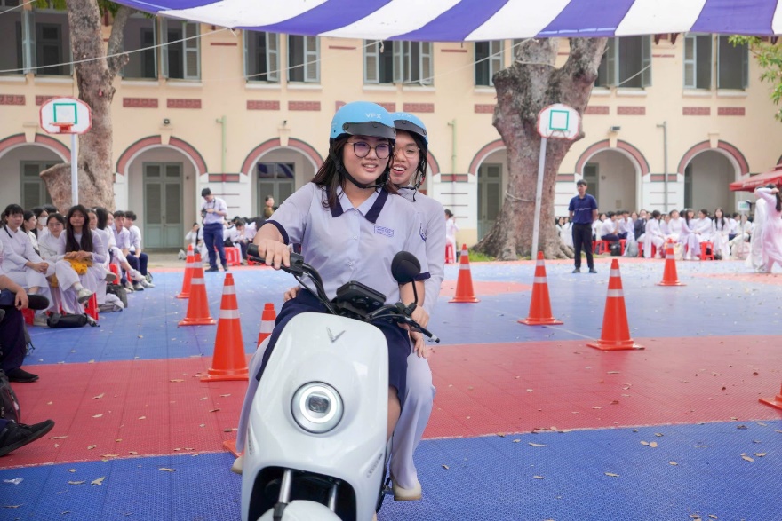 Học sinh chào mùa hè “rực rỡ” với VinFast ZGoo - xe máy điện ngoại hình đẹp, trang bị pin LFP - 1