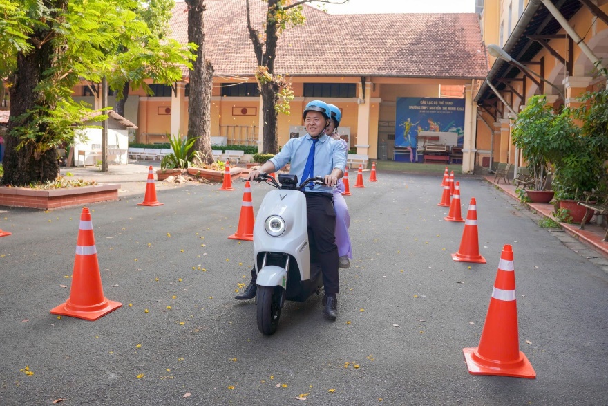 Học sinh chào mùa hè “rực rỡ” với VinFast ZGoo - xe máy điện ngoại hình đẹp, trang bị pin LFP - 2