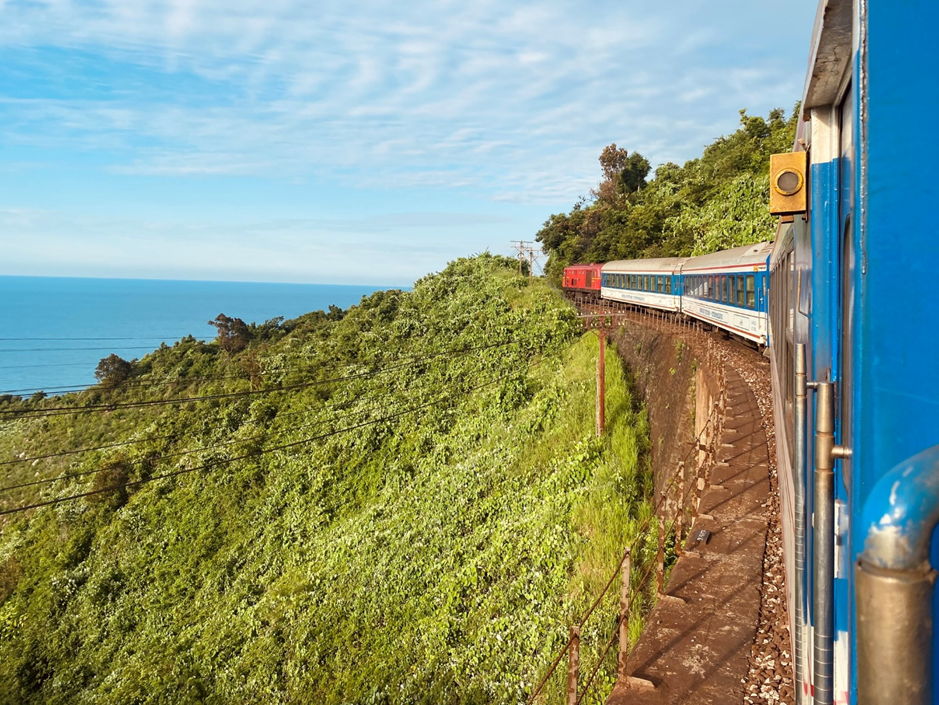 Vé máy bay tăng sốc mùa hè, hàng triệu người đổ xô đặt tàu hỏa: Rẻ hơn, đẹp hơn, chill hơn? - 2