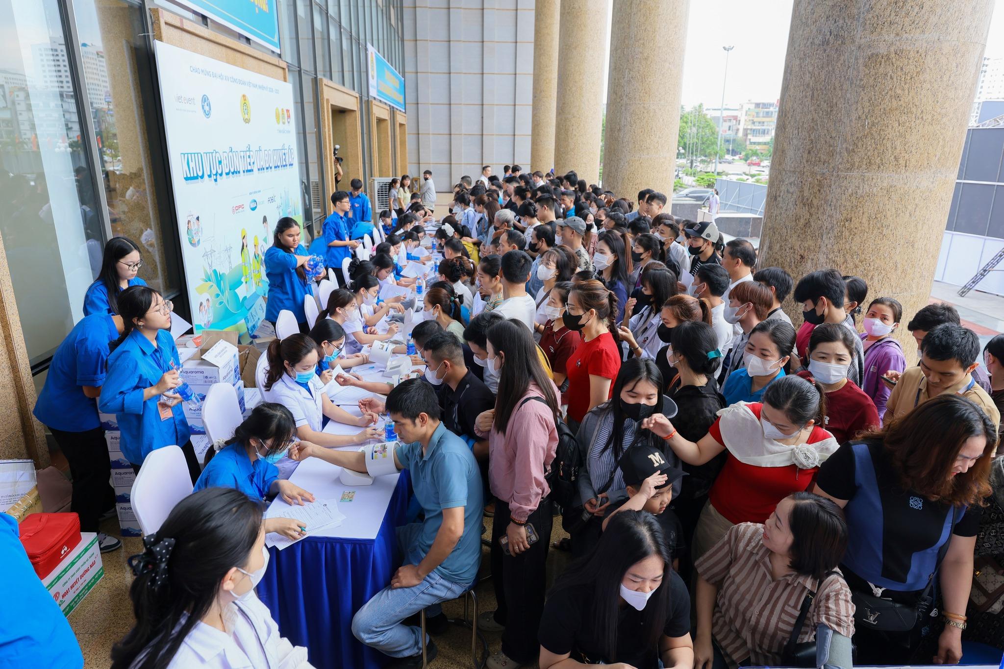 3.000 công nhân tại Bắc Ninh nguy cơ bị đau khớp được Dược phẩm FOBIC tư vấn sớm. - 4