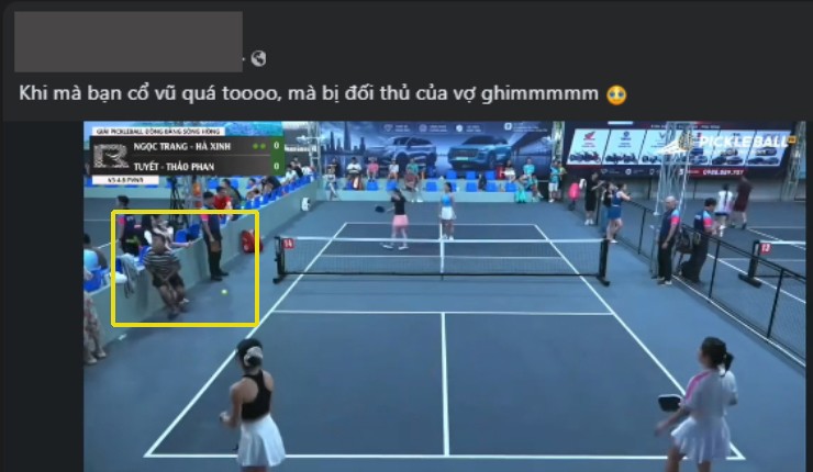 Bi hài pickleball: Chồng hét lớn cổ vũ vợ, bị đối thủ đánh trúng "chỗ hiểm" - 1