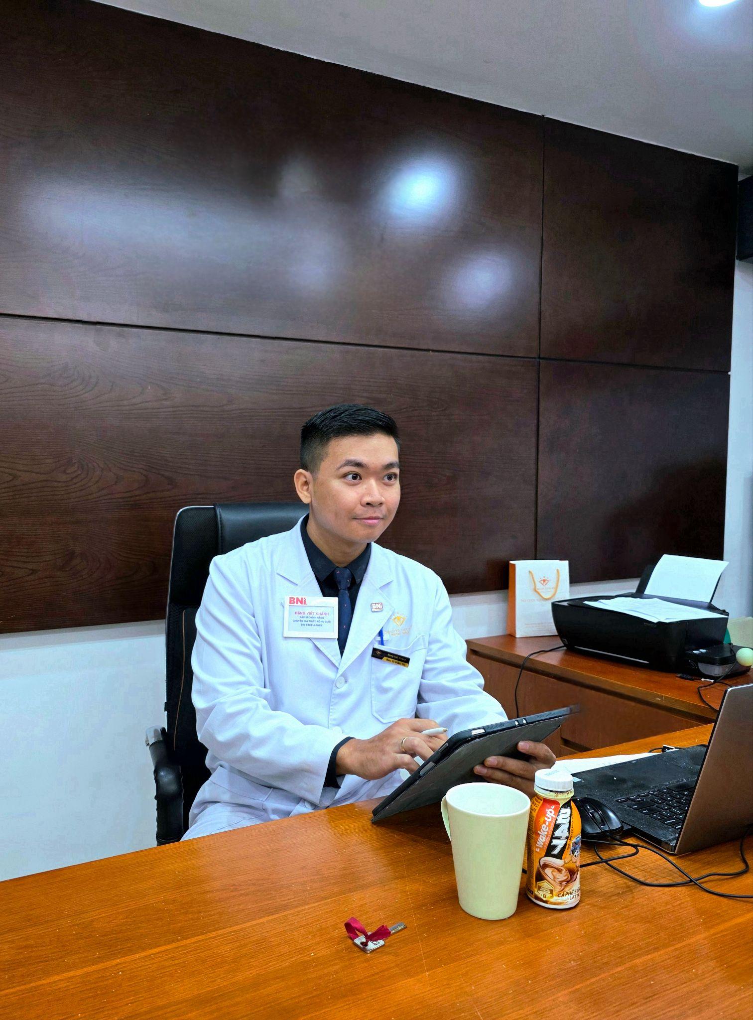 Bác sĩ Đặng Viết Khánh: 15 năm kiến tạo nụ cười và triết lý "kỷ luật thép" từ phòng khám đến đường đua Ironman - 1